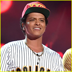 Bruno mars talking to the. Бруно Марс улыбка. Bruno Mars Teeth.